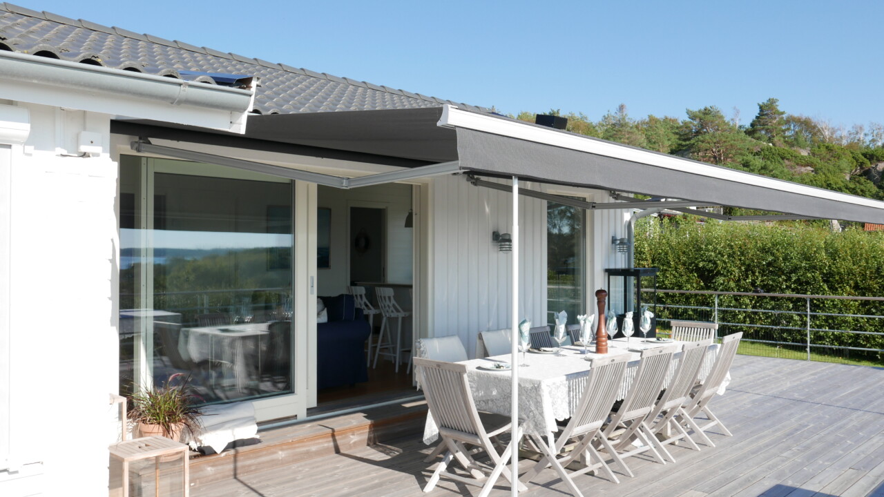 Terrassmarkis R1500 med stödben.