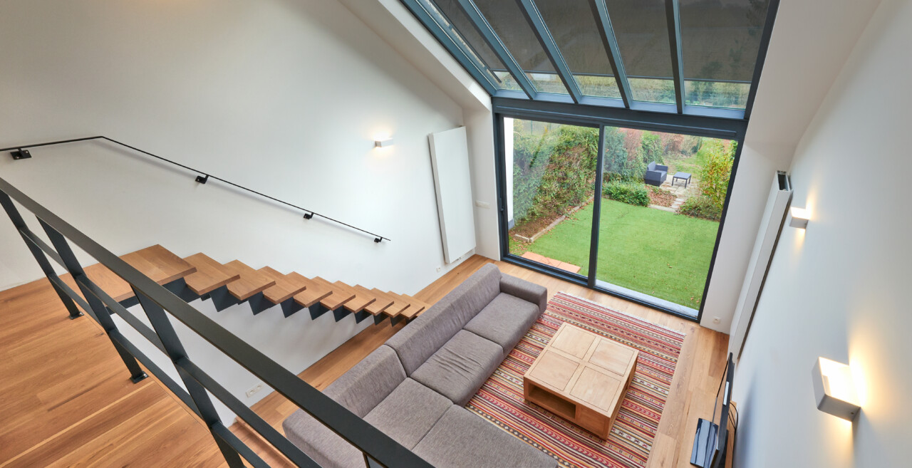 Exklusiv takmarkis Riviera R-VZ800-ZIP monterad över ett stort glastak på en modern villa.