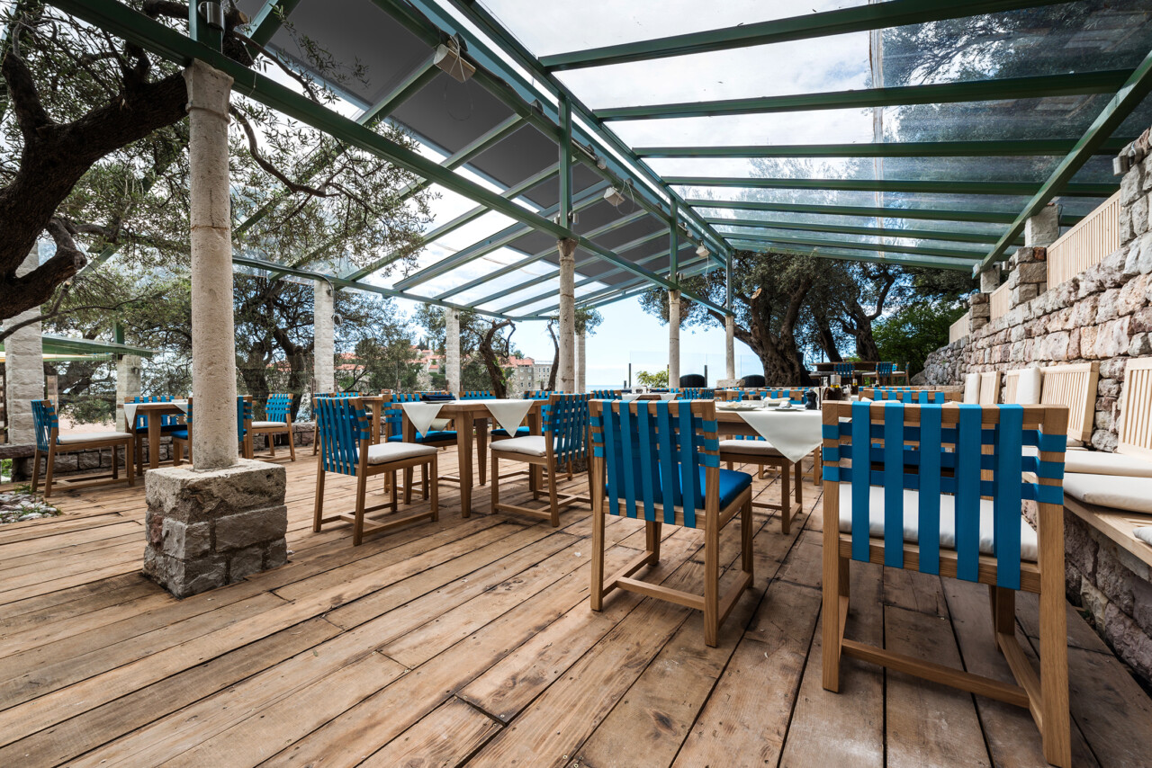 Takmarkis R-VZ800-ZIP monterad över ett stort glastak på en restaurang.