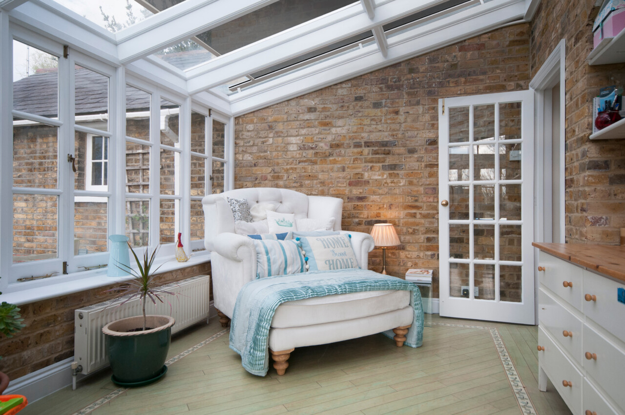 Exklusiv takmarkis Riviera R-VZ800-ZIP monterad över ett stort glastak på uterum.